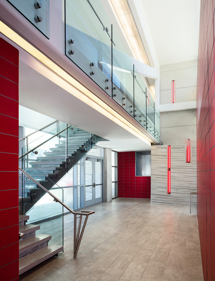 Dossier de presse | 2322-01 - Communiqué de presse | Restless Response: Emergency Medical Station 50 at Queens Hospital - Dean/Wolf Architects - Architecture institutionnelle - FDNY identity is reinforced throughout the circulation with red tile and fluorescent linear lighting that emulate passing ambulances. - Crédit photo : © Paul Warchol