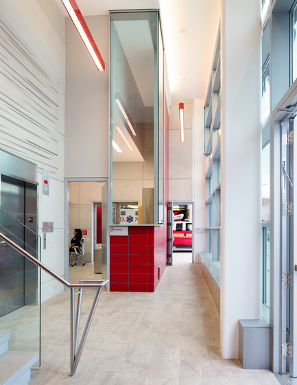 Dossier de presse | 2322-01 - Communiqué de presse | Restless Response: Emergency Medical Station 50 at Queens Hospital - Dean/Wolf Architects - Architecture institutionnelle - Windows on all sides of the station office allow officers to oversee the secure areas of the building. - Crédit photo : © Paul Warchol