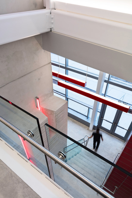 Dossier de presse | 2322-01 - Communiqué de presse | Restless Response: Emergency Medical Station 50 at Queens Hospital - Dean/Wolf Architects - Architecture institutionnelle - The building is tiered to accommodate the sloped site topography and an underground utility tunnel. - Crédit photo : © Paul Warchol