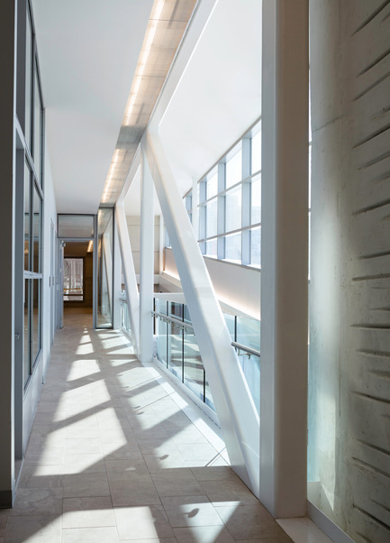 Dossier de presse | 2322-01 - Communiqué de presse | Restless Response: Emergency Medical Station 50 at Queens Hospital - Dean/Wolf Architects - Architecture institutionnelle - A long span truss carries the entire second floor distributing the load away from an underground utility tunnel.&nbsp; - Crédit photo : © Paul Warchol