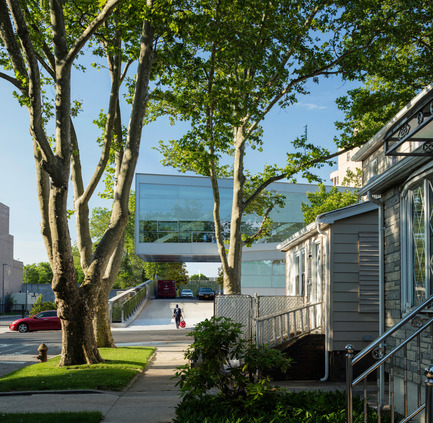 Dossier de presse | 2322-01 - Communiqué de presse | Restless Response: Emergency Medical Station 50 at Queens Hospital - Dean/Wolf Architects - Architecture institutionnelle - The building's 30-foot cantilever hangs over the driveway leading to staff parking at the rear. - Crédit photo : © Paul Warchol