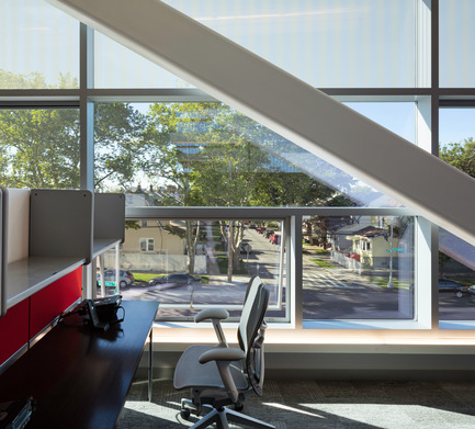 Dossier de presse | 2322-01 - Communiqué de presse | Restless Response: Emergency Medical Station 50 at Queens Hospital - Dean/Wolf Architects - Architecture institutionnelle - Second story offices look out upon the nearby community of small scale residential buildings. - Crédit photo : © Paul Warchol