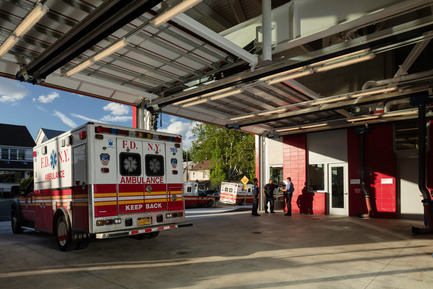 Dossier de presse | 2322-01 - Communiqué de presse | Restless Response: Emergency Medical Station 50 at Queens Hospital - Dean/Wolf Architects - Architecture institutionnelle - Transparency to the community makes evident the dedicated personnel within. - Crédit photo : © Paul Warchol