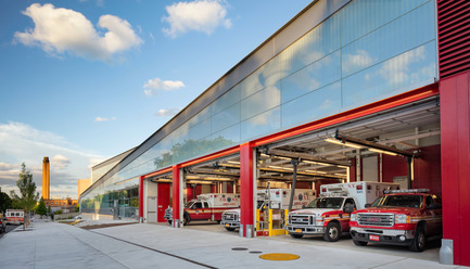 Dossier de presse | 2322-01 - Communiqué de presse | Restless Response: Emergency Medical Station 50 at Queens Hospital - Dean/Wolf Architects - Architecture institutionnelle - The signature FDNY-red overhead garage doors punctuate the street façade. - Crédit photo : © Paul Warchol