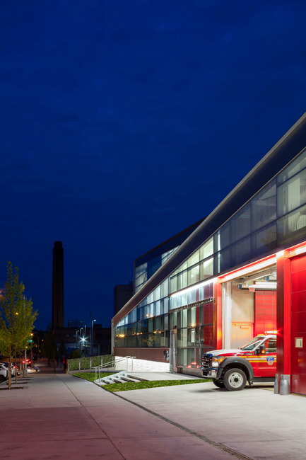Dossier de presse | 2322-01 - Communiqué de presse | Restless Response: Emergency Medical Station 50 at Queens Hospital - Dean/Wolf Architects - Architecture institutionnelle - The building is a dramatic release of energy similar to the release of energy that happens when an ambulance leaves during an emergency.<br> - Crédit photo : © Paul Warchol