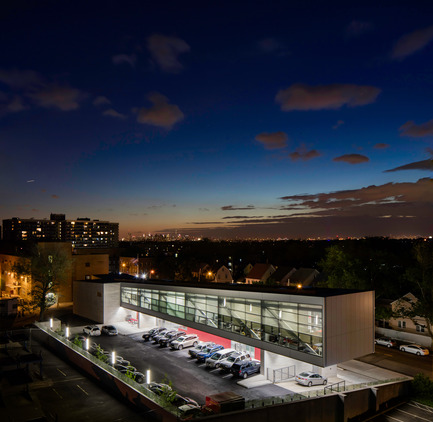 Dossier de presse | 2322-01 - Communiqué de presse | Restless Response: Emergency Medical Station 50 at Queens Hospital - Dean/Wolf Architects - Architecture institutionnelle - The 24 hour facility is a beacon for the neighborhood. - Crédit photo : © Paul Warchol