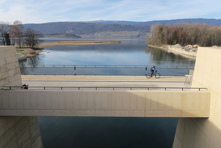 Dossier de presse | 2230-01 - Communiqué de presse | A new Landscape for the New Hydropower Plant Hagneck in Switzerland - Raymond Vogel Landschaften AG - Architecture de paysage -  View from the hydropower plant to the Lake of Biel.<br> 	    - Crédit photo :    	 		 		 	 	 		 			 				 					Raymond Vogel, Zürich  				 