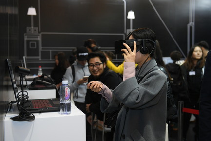Dossier de presse | 1594-04 - Communiqué de presse | Asia's Leading Design Event Opened its Doors Yesterday to Record Crowds - Design Shanghai - Évènement + Exposition - Dimension 5 stand @ Design Shanghai - Crédit photo : Design Shanghai