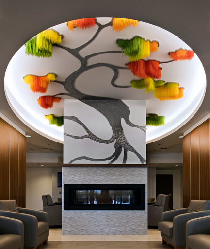 Dossier de presse | 2050-01 - Communiqué de presse | Sous le grand arbre : racine, feuille et fleur - Elisabeth Picard - Art - Elisabeth Picard<br><br>Sous le grand arbre<br>(hall d'entrée, niveau 1)<br>Attaches à tête d’équerre teintes (Ty-Rap), aluminium peint, projecteurs à DEL<br>13 x 20 x 5 pieds<br><br>elisabethpicard.com<br> - Crédit photo :  Michel Dubreuil 