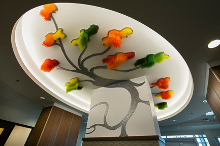 Dossier de presse | 2050-01 - Communiqué de presse | Sous le grand arbre : racine, feuille et fleur - Elisabeth Picard - Art - Elisabeth Picard<br> <br> Sous le grand arbre<br> (hall d'entrée, niveau 1)<br> Attaches à tête d’équerre teintes (Ty-Rap), aluminium peint, projecteurs à DEL<br> 13 x 20 x 5 pieds - Crédit photo : Michel Dubreuil 