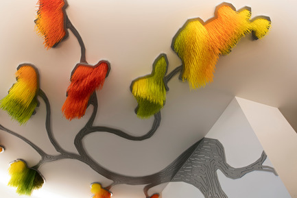 Dossier de presse | 2050-01 - Communiqué de presse | Sous le grand arbre : racine, feuille et fleur - Elisabeth Picard - Art - Elisabeth Picard<br> <br> Sous le grand arbre<br> (hall d'entrée, niveau 1, détail)<br> Attaches à tête d’équerre teintes (Ty-Rap), aluminium peint, projecteurs à DEL<br>  - Crédit photo : Michel Dubreuil 