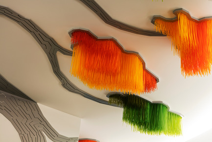 Dossier de presse | 2050-01 - Communiqué de presse | Sous le grand arbre : racine, feuille et fleur - Elisabeth Picard - Art - Elisabeth Picard<br><br> Sous le grand arbre<br> (hall d'entrée, niveau 1, détail)<br> Attaches à tête d’équerre teintes (Ty-Rap), aluminium peint, projecteurs à DEL - Crédit photo : Michel Dubreuil 