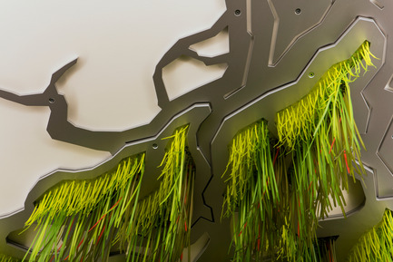 Dossier de presse | 2050-01 - Communiqué de presse | Sous le grand arbre : racine, feuille et fleur - Elisabeth Picard - Art - Elisabeth Picard<br><br> Sous le grand arbre : racine<br> (niveau 0, détail)<br> Attaches à tête d’équerre teintes (Ty-Rap), aluminium peint, projecteurs à DEL<br> - Crédit photo : Michel Dubreuil 
