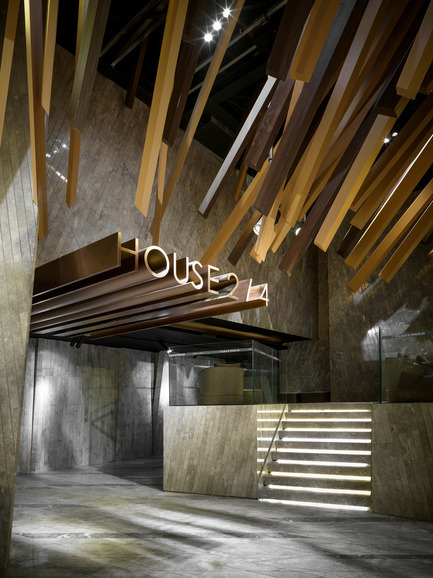 Dossier de presse | 1286-02 - Communiqué de presse | Meteor Cinema - One Plus Partnership Limited - Design d’intérieur commercial - The edges of the cuboids are slightly slanted; the meteor look as if they are falling very quickly with this sharper edge, creating a dramatic contrast with the fact that it’s frozen and motionless in real life.&nbsp; - Crédit photo : One Plus Partnership Limited &amp; Jonathan Leijonhufvud