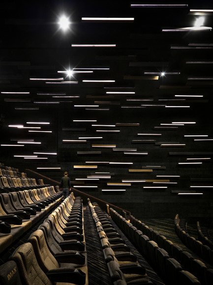 Dossier de presse | 1286-02 - Communiqué de presse | Meteor Cinema - One Plus Partnership Limited - Design d’intérieur commercial - The concept of meteor shower continues through the auditorium. In each of the auditorium, the designers have created a different portrayal of meteor shower, enabling the audience to have a new experience when they watch movie in different auditoriums.&nbsp; - Crédit photo : One Plus Partnership Limited &amp; Jonathan Leijonhufvud
