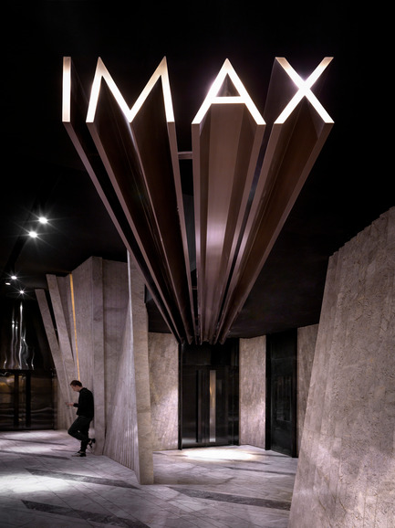 Dossier de presse | 1286-02 - Communiqué de presse | Meteor Cinema - One Plus Partnership Limited - Design d’intérieur commercial - Echoing the motion of the meteor shower, the signage indicating the house number is also designed as if it’s flying towards the audience from the wall.&nbsp; - Crédit photo : One Plus Partnership Limited &amp; Jonathan Leijonhufvud