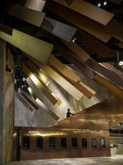 Dossier de presse | 1286-02 - Communiqué de presse | Meteor Cinema - One Plus Partnership Limited - Design d’intérieur commercial -  As you go up to the 2nd floor by the escalator, you can enjoy the best view of the whole meteor shower, getting closer and closer to the ceiling feature, as if you are heading into the meteor shower.&nbsp;  - Crédit photo : One Plus Partnership Limited &amp; Jonathan Leijonhufvud