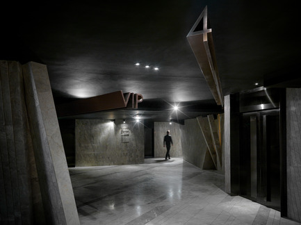 Dossier de presse | 1286-02 - Communiqué de presse | Meteor Cinema - One Plus Partnership Limited - Design d’intérieur commercial - Walking through the corridor to reach the theatre, you’ll find yourself walking in another form of meteor shower, which is transformed to flat rectangular shapes made out of stone, looking as if they are growing from the ground.&nbsp; - Crédit photo : One Plus Partnership Limited &amp; Jonathan Leijonhufvud