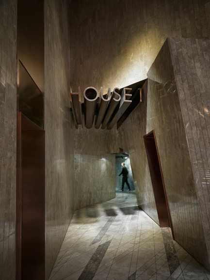 Dossier de presse | 1286-02 - Communiqué de presse | Meteor Cinema - One Plus Partnership Limited - Design d’intérieur commercial - Apart from the meteor shower in the ceiling, other features in the cinema, such as the signage and tiles on the wall, are also slightly slanted to match with the massive ceiling decoration.&nbsp; - Crédit photo : One Plus Partnership Limited &amp; Jonathan Leijonhufvud