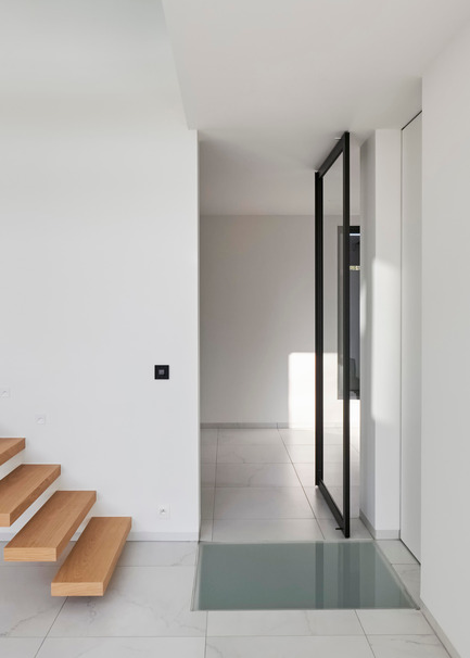 Dossier de presse | 2163-02 - Communiqué de presse | Portapivot reçoit un iF Design Award pour une charnière pivotante novatrice - Portapivot - Produit - Glass and aluminium pivot door with Stealth Pivot hinge system - Crédit photo : Koen Dries