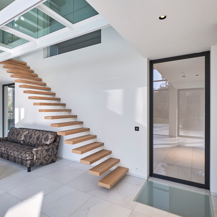 Dossier de presse | 2163-02 - Communiqué de presse | Portapivot reçoit un iF Design Award pour une charnière pivotante novatrice - Portapivot - Produit - Glass and aluminium pivot door with Stealth Pivot hinge system - Crédit photo : Koen Dries