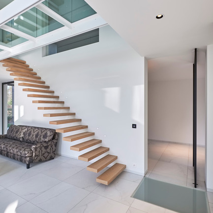 Dossier de presse | 2163-02 - Communiqué de presse | Portapivot reçoit un iF Design Award pour une charnière pivotante novatrice - Portapivot - Produit - Glass and aluminium pivot door with Stealth Pivot hinge system - Crédit photo : Koen Dries