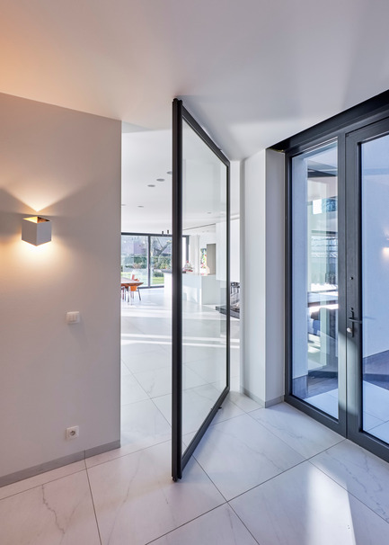 Dossier de presse | 2163-02 - Communiqué de presse | Portapivot reçoit un iF Design Award pour une charnière pivotante novatrice - Portapivot - Produit - Glass and aluminium pivot door with Stealth Pivot hinge system - Crédit photo : Koen Dries
