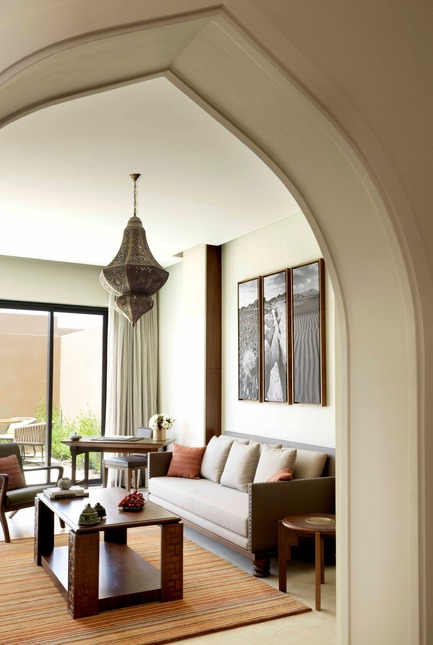 Dossier de presse | 2177-02 - Communiqué de presse | Un architecte français conçoit le plus haut resort de luxe du Moyen Orient :Anantara JabalAkhdar - Atelier Pod - Art de vivre - One_Bedroom_Garden_Pool_Villa_Lounge - Crédit photo : Anantara Jabal Akhdar