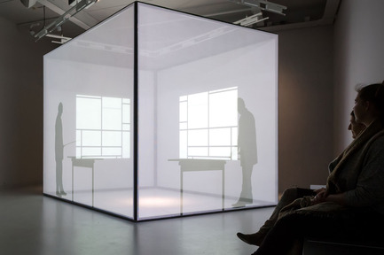 Dossier de presse | 1997-03 - Communiqué de presse | 100th Anniversary of De Stijl: Tinker Redevelops the House where Mondrian was Born - Tinker imagineers - Évènement + Exposition - Silhouet of Mondrian, video installation New York - Crédit photo : Mike Bink Photography