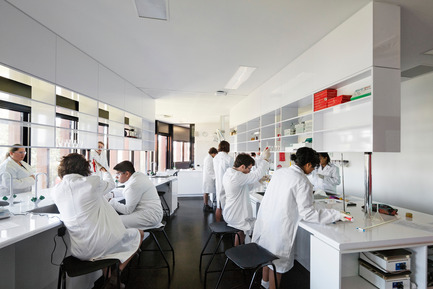 Dossier de presse | 2259-02 - Communiqué de presse | Ivanhoe Grammar Senior Years & ScienceCentre - McBride Charles Ryan - Architecture institutionnelle - Science Labs - Crédit photo : John Gollings