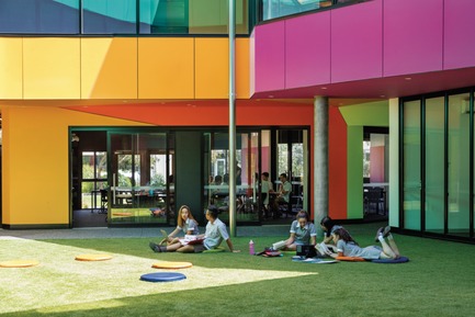 Dossier de presse | 2259-02 - Communiqué de presse | Ivanhoe Grammar Senior Years & ScienceCentre - McBride Charles Ryan - Architecture institutionnelle - Internal Courtyard - Crédit photo : John Gollings