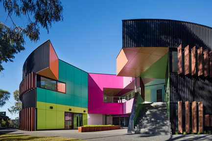 Dossier de presse | 2259-02 - Communiqué de presse | Ivanhoe Grammar Senior Years & ScienceCentre - McBride Charles Ryan - Architecture institutionnelle - Main Entrance - Crédit photo : John Gollings