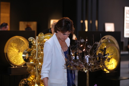 Press kit | 1834-13 - Press release | Design Days Dubai Completes its Sixth and Most Successful Edition in its New Location, d3 - Design Days Dubai - Event + Exhibition - DDD2017_Patron in Marie Mounier's booth - Photo credit: Image&nbsp;Courtesy of Design Days Dubai&nbsp;