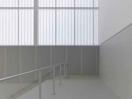 Press kit | 1040-05 - Press release | Sports Complex in Bussy Saint-Georges - Martin Duplantier Architectes - Institutional Architecture - Kalwall - Zoom on the translucent fiberglass plate - Photo credit:  Yohan ZERDOUN 