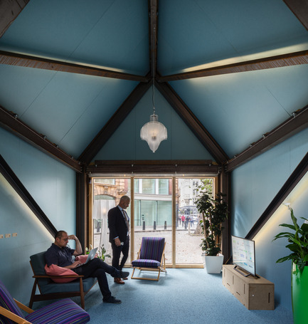 Dossier de presse | 2186-02 - Communiqué de presse | The Circular Economy Building - Arup Associates - Architecture commerciale - Finishes and fittings throughout the interior were carefully selected to exemplify circular principles and to create a comfortable, natural environment. - Crédit photo : © SIMON KENNEDY