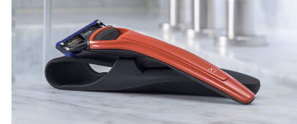 Dossier de presse | 2458-01 - Communiqué de presse | Best Design: Razor Case Receives Top Prize in the Red Dot Award: Product Design 2017 - Bolin Webb - Art de vivre - Bolin Webb X1 Cooper Red &amp; Razor Case Gift Set - Crédit photo : Bolin Webb