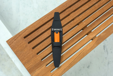 Dossier de presse | 2458-01 - Communiqué de presse | Best Design: Razor Case Receives Top Prize in the Red Dot Award: Product Design 2017 - Bolin Webb - Art de vivre -  Bolin Webb Razor Case &amp;&nbsp;R1-S Signal Orange Razor  - Crédit photo : Bolin Webb