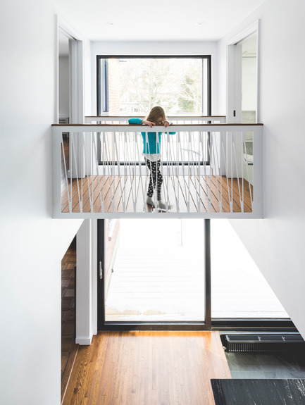 Dossier de presse | 1142-06 - Communiqué de presse | La Cardinale - L. McComber - Architecture résidentielle - La passerelle surplombant la cuisine avec vue sur le jardin - Crédit photo : Raphaël Thibodeau