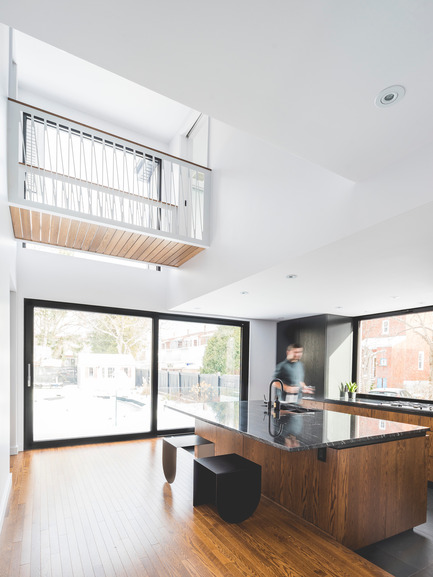 Dossier de presse | 1142-06 - Communiqué de presse | La Cardinale - L. McComber - Architecture résidentielle - La cuisine avec sa double hauteur offrant une station de travail et des places assises - Crédit photo : Raphaël Thibodeau