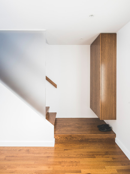 Dossier de presse | 1142-06 - Communiqué de presse | La Cardinale - L. McComber - Architecture résidentielle -  Penderie en chène rouge intégré au volume de l'escalier  - Crédit photo : Raphaël Thibodeau