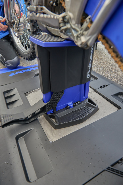 Dossier de presse | 2468-01 - Communiqué de presse | Foldable Lift Bike Stand - Polisport Plásticos SA - Produit - Foldable Bike Stand paddock&nbsp; - Crédit photo : Polisport Plásticos SA