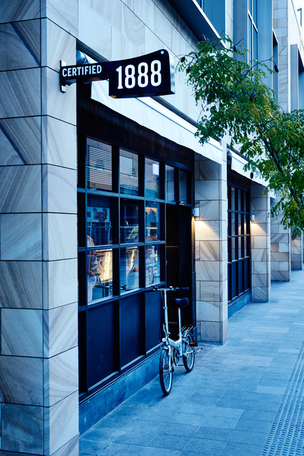 Dossier de presse | 2395-01 - Communiqué de presse | TomMarkHenry’s Award-winning Design for 1888 Certified - Tom Mark Henry - Design d’intérieur commercial - 1888 Certified designed by TomMarkHenry - Crédit photo : Damian Bennett&nbsp;