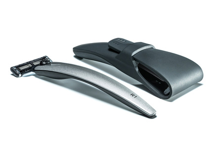 Dossier de presse | 2458-01 - Communiqué de presse | Best Design: Razor Case Receives Top Prize in the Red Dot Award: Product Design 2017 - Bolin Webb - Art de vivre -  Bolin Webb R1 Argent &amp; Razor Case Gift Set - Crédit photo : Bolin Webb