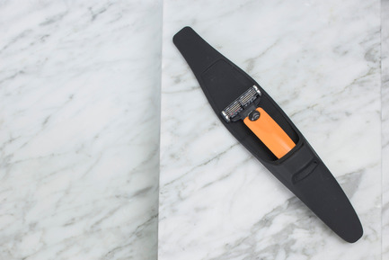 Dossier de presse | 2458-01 - Communiqué de presse | Best Design: Razor Case Receives Top Prize in the Red Dot Award: Product Design 2017 - Bolin Webb - Art de vivre - Bolin Webb Razor Case &amp;&nbsp;R1-S Signal Orange Razor - Crédit photo : Bolin Webb