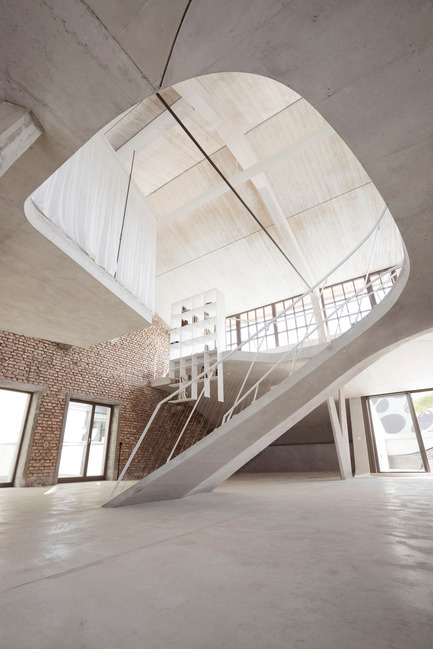 Dossier de presse | 2483-01 - Communiqué de presse | Loft Panzerhalle - smartvoll - Architecture résidentielle - Light travelling deep into the loft - Crédit photo : Tobias Colz/smartvoll