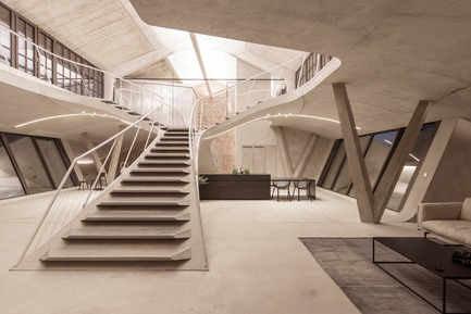 Dossier de presse | 2483-01 - Communiqué de presse | Loft Panzerhalle - smartvoll - Architecture résidentielle - Stairbridge creating spatial zones - Crédit photo : Tobias Colz/smartvoll