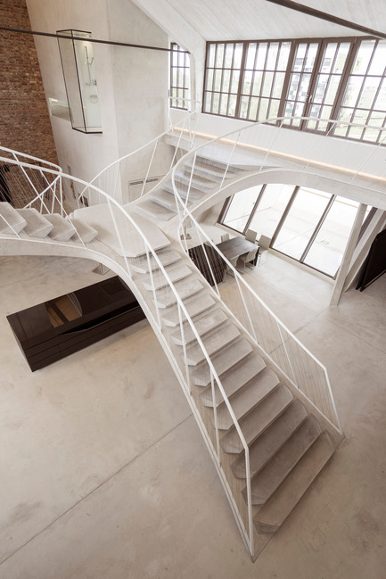 Dossier de presse | 2483-01 - Communiqué de presse | Loft Panzerhalle - smartvoll - Architecture résidentielle - Staircase - Crédit photo : Tobias Colz/smartvoll