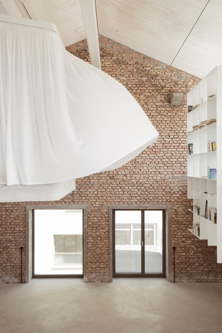 Dossier de presse | 2483-01 - Communiqué de presse | Loft Panzerhalle - smartvoll - Architecture résidentielle - Blowin in the wind - Crédit photo : Tobias Colz/smartvoll