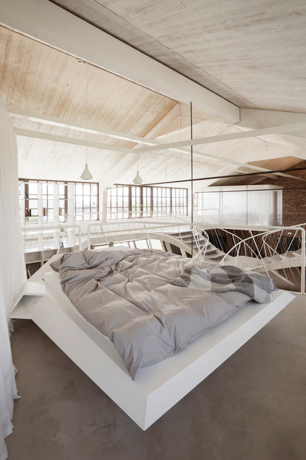Dossier de presse | 2483-01 - Communiqué de presse | Loft Panzerhalle - smartvoll - Architecture résidentielle - Sleeping area - Crédit photo : Tobias Colz/smartvoll