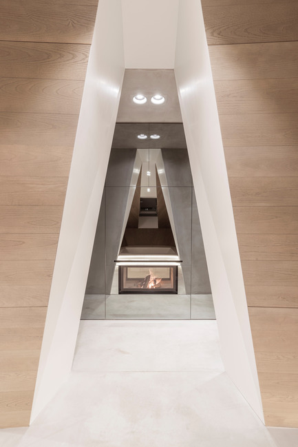 Dossier de presse | 2483-01 - Communiqué de presse | Loft Panzerhalle - smartvoll - Architecture résidentielle -  Fireplace view from the spa  - Crédit photo : Tobias Colz/smartvoll